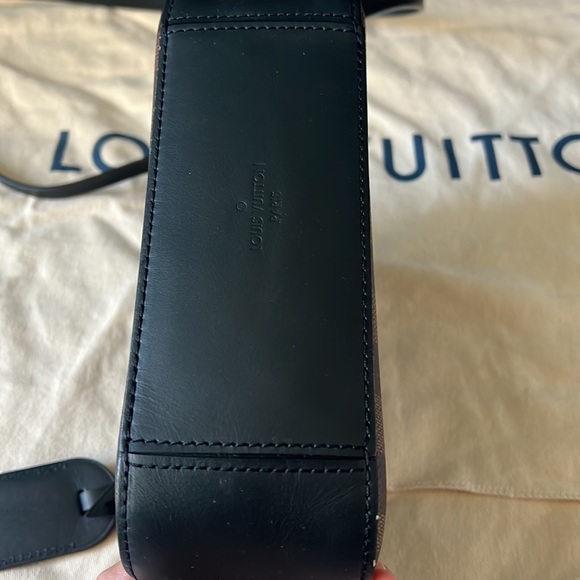 Louis Vuitton Limited Edition cross body bag - Picture 6 of 17